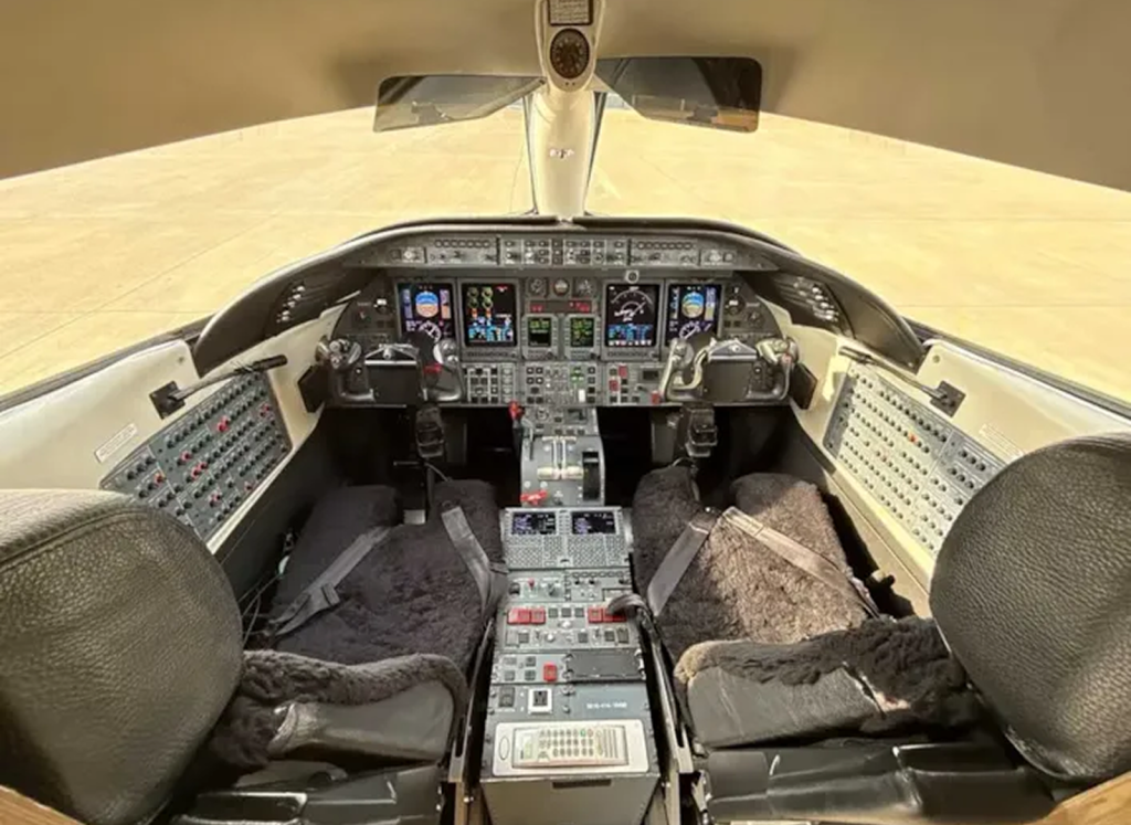 Learjet 45 flight deck with Honeywell Primus 1000 avionics
